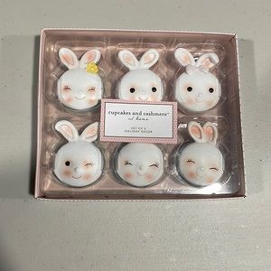 Cupcakes and Cashmere Holiday Decor